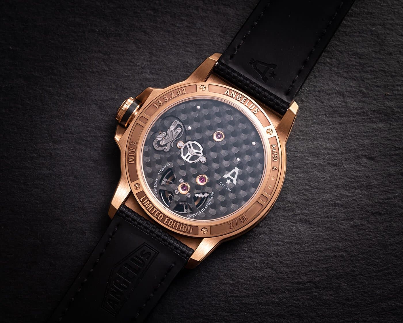 Tourbillon volante de oro y carbono Angeus