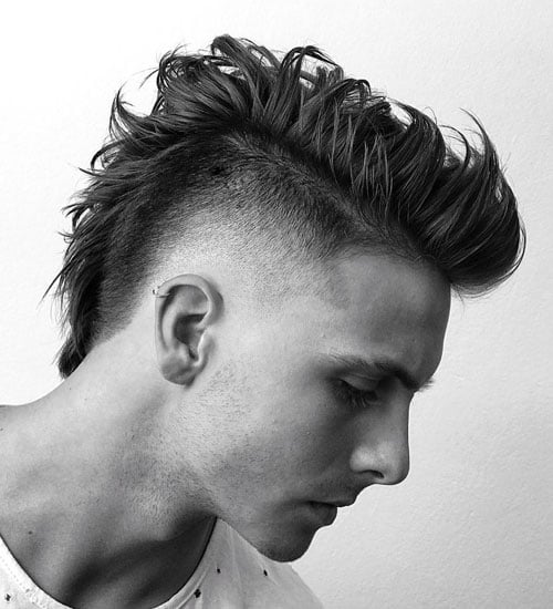 Corte de pelo corto estilo Mohawk para hombres