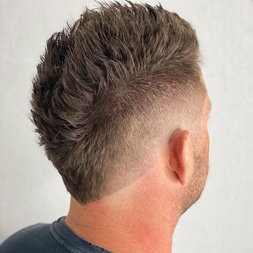 Corte de pelo corto estilo Faux Hawk para hombres