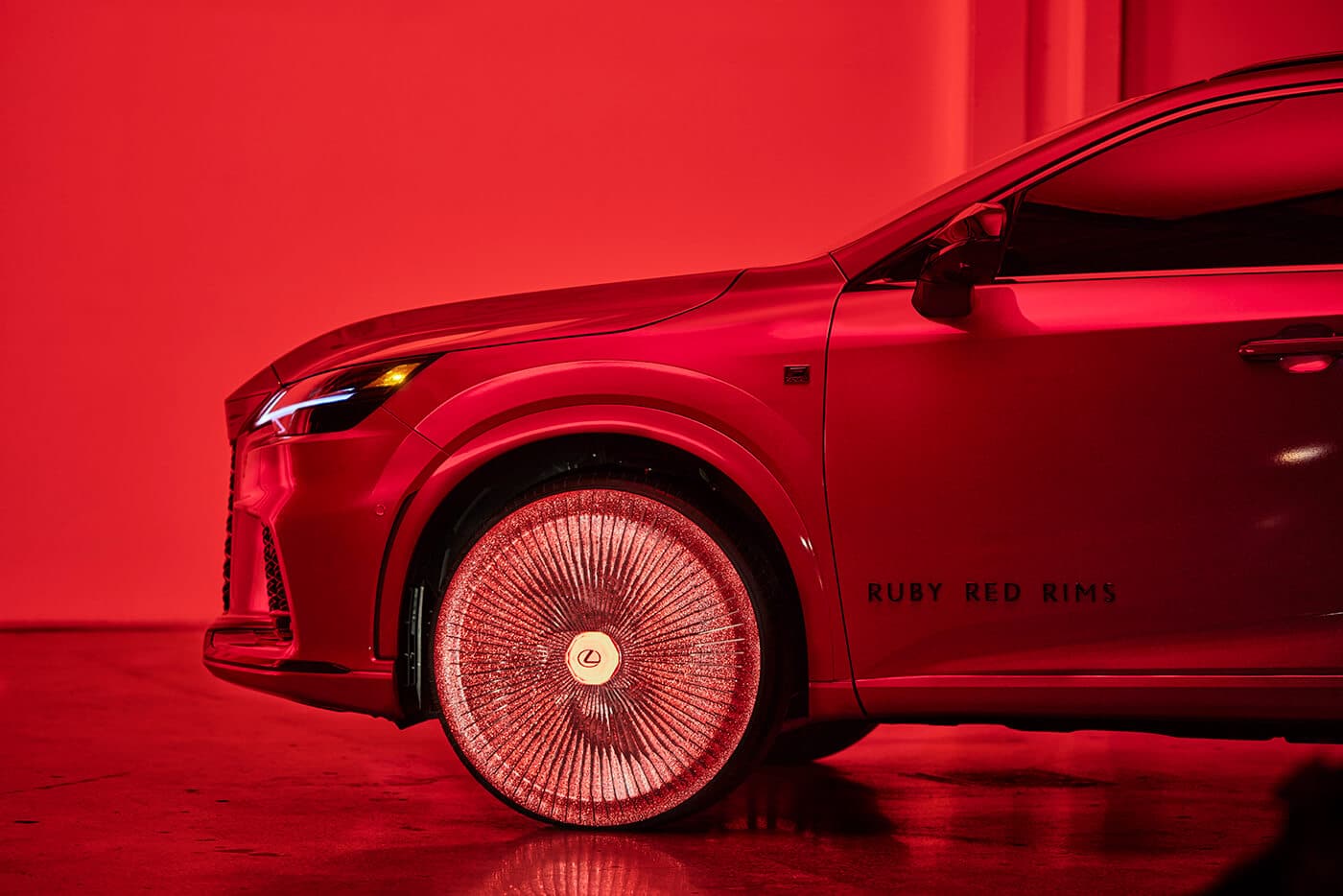 Llantas laterales en rojo rubí, Lexus 2023