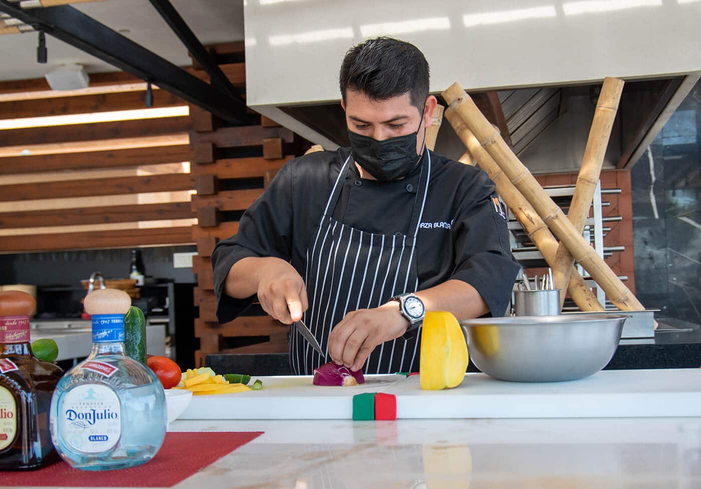 preparando un coctel en Garza Blanca Resort & Spa