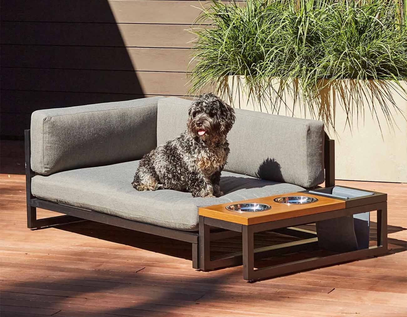 Tumbona y comedero para exterior e interior de Hotel Doggy's