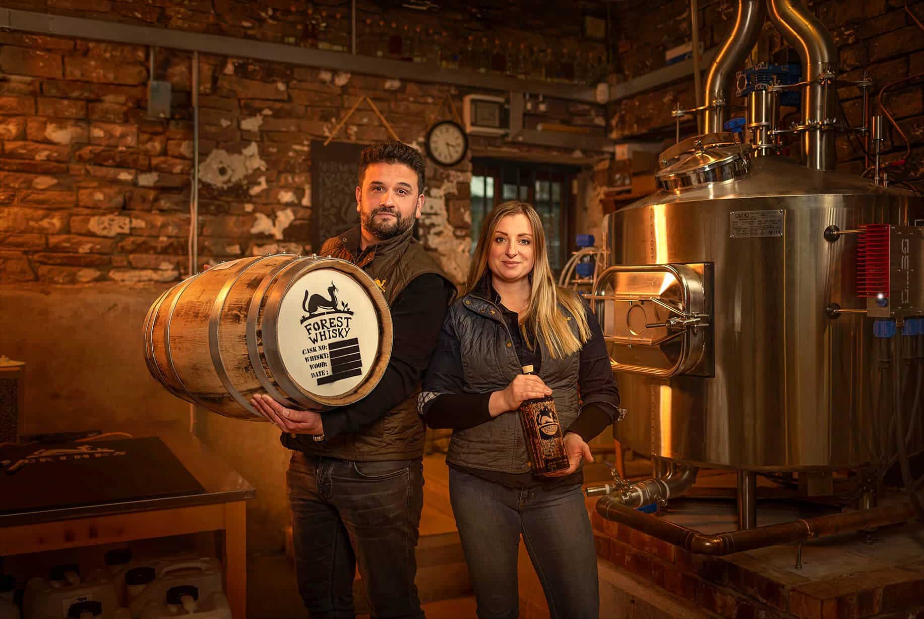 Forest Gin - Karl y Lindsay por destilería de whisky 