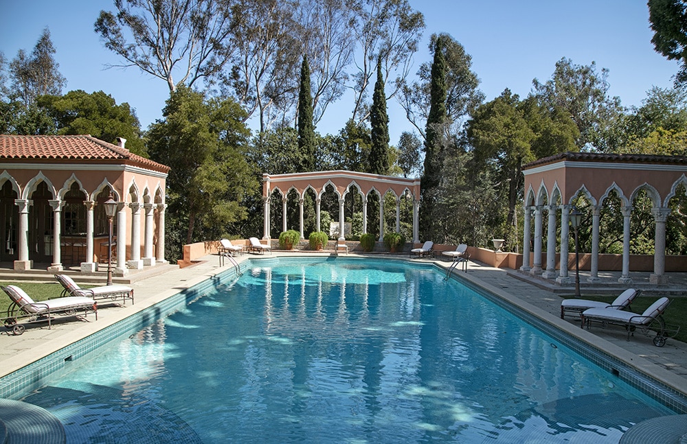 Mansión a la venta en la estratosfera de Bel Air con un precio de $ 225 millones, el precio de $ 125 millones de la elegante Beverly House podría ser una ganga.