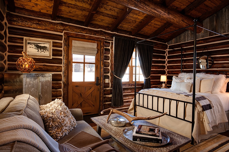 Interior de madera de la cabaña Magee Lodge