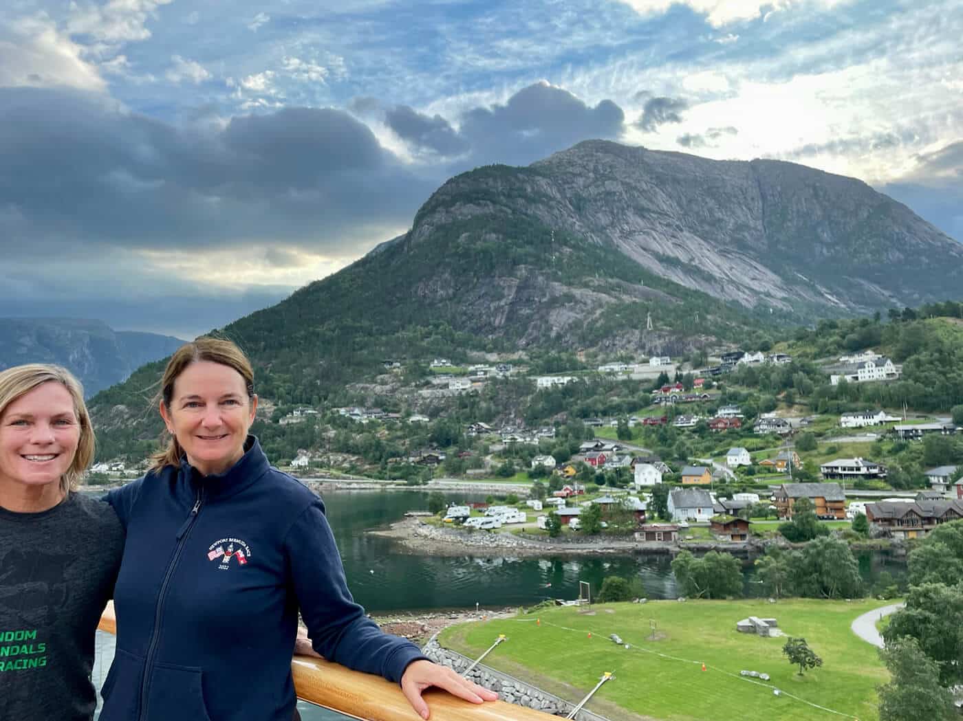 Molly y Priscilla en Eidfjord, paisaje de Noruega