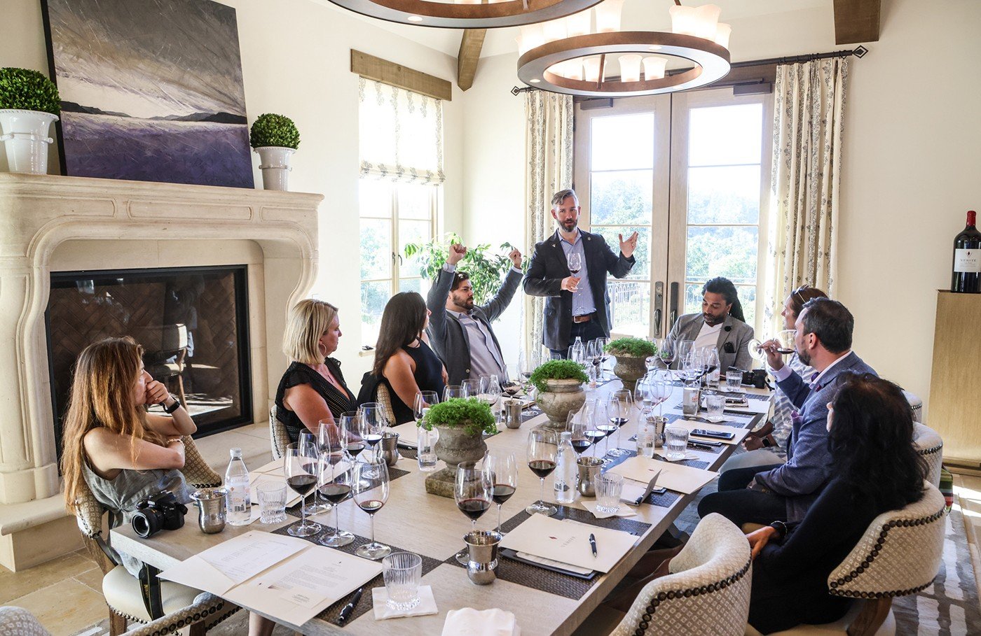 Michael Hildbold de Vérité dirigiendo una degustación de vinos en la nueva sala de degustación - foto cortesía de Sonoma County Winegrowers