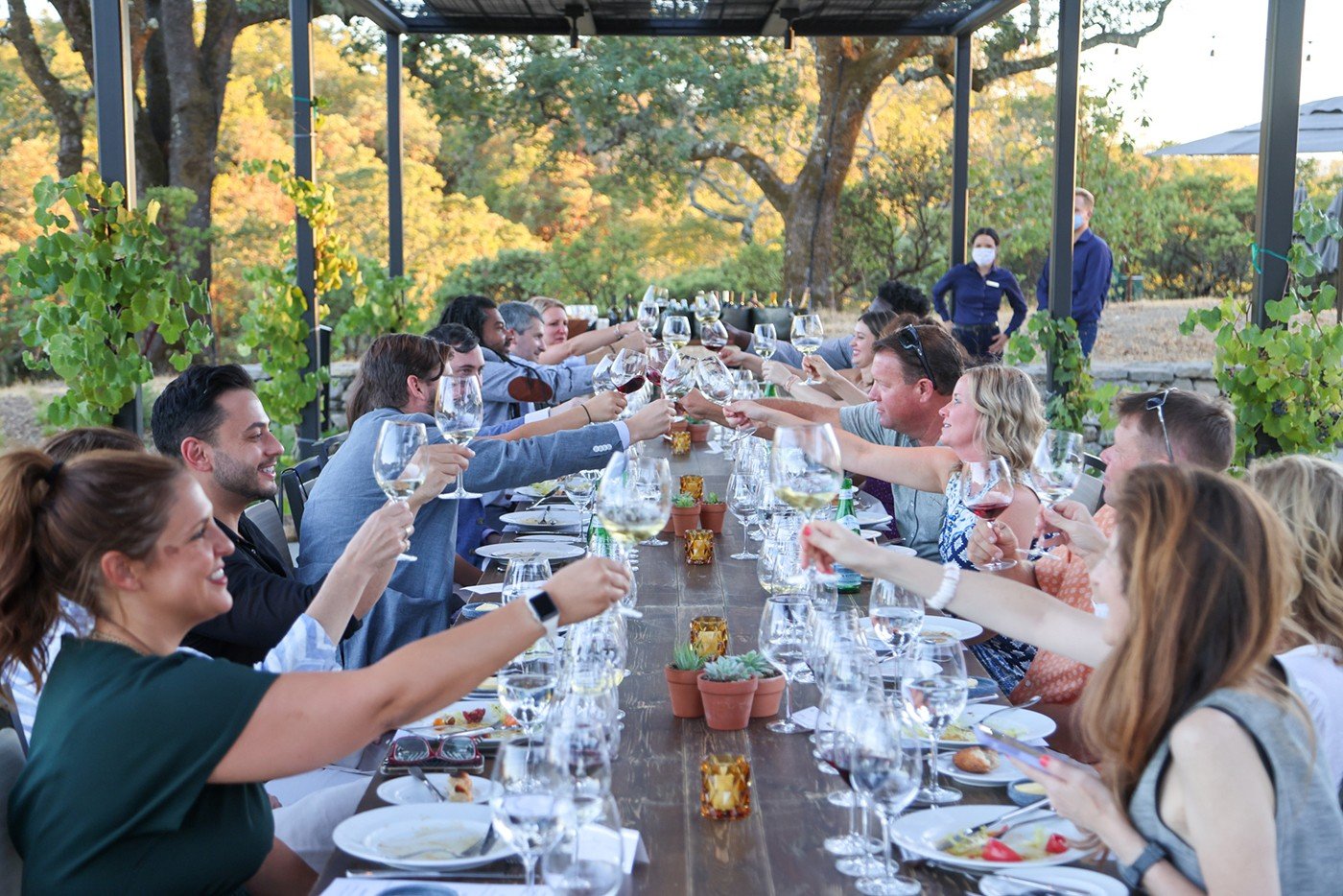 Cena con vino en la terraza privada de Montage Healdsburg - foto cortesía de Sonoma County Winegrowers