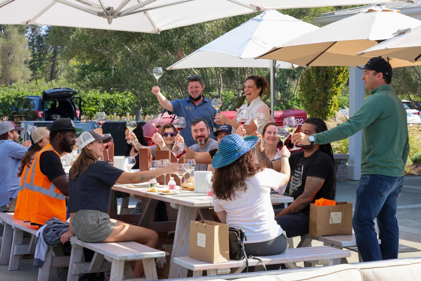 Steve Sangiacomo (extremo derecho) brindando por nuestro grupo después de que ayudamos a cosechar uvas para los vinos de 2021 - foto cortesía de Sonoma County Winegrowers