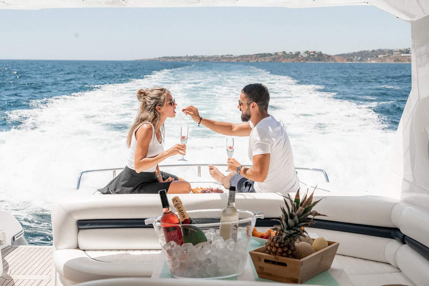 Pareja de vacaciones de verano disfrutando del tiempo juntos