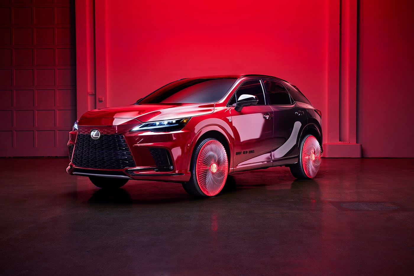 Rines delanteros rojo rubí, Lexus 2023