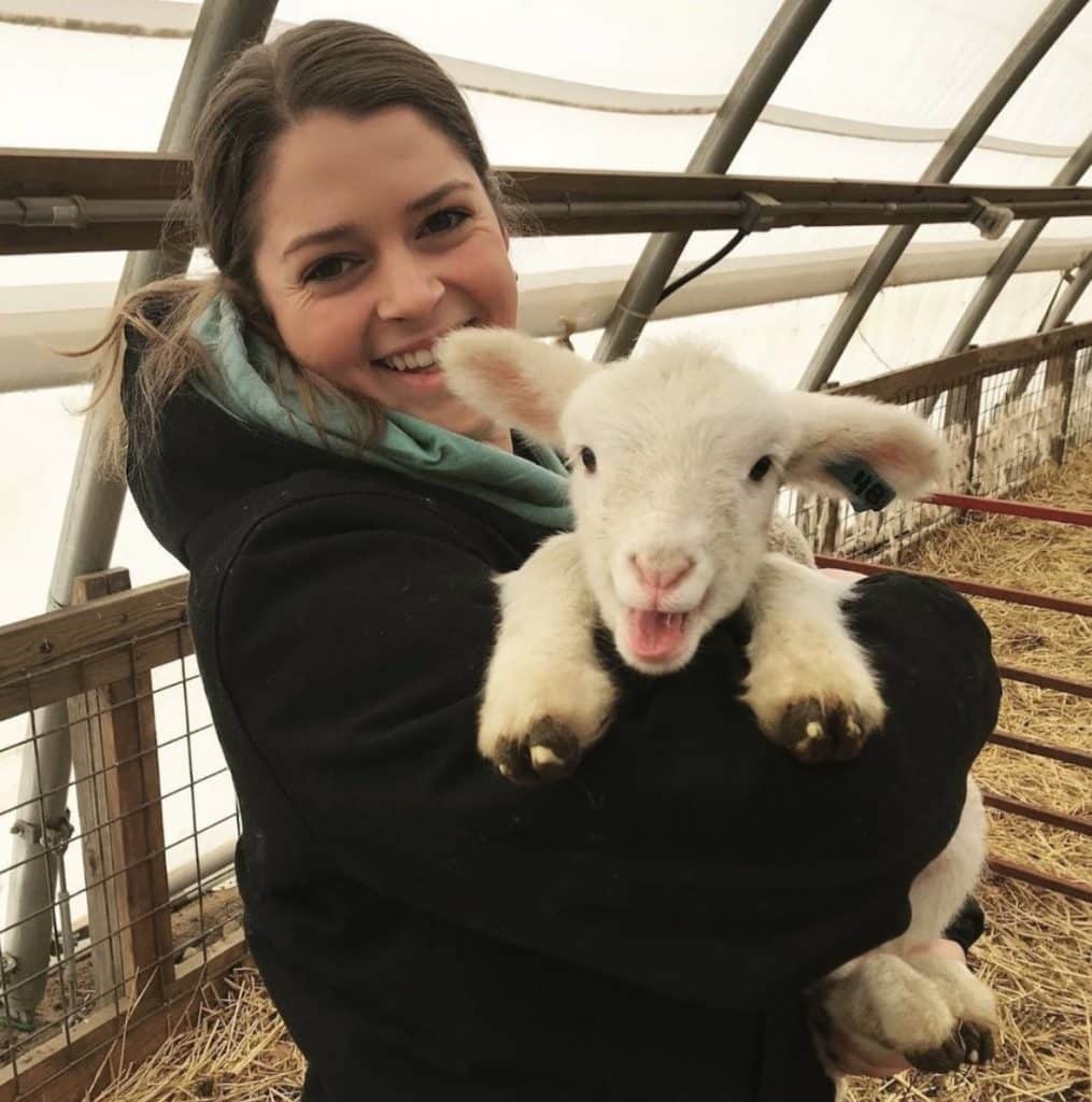 niña-feliz-granja-de-cabras