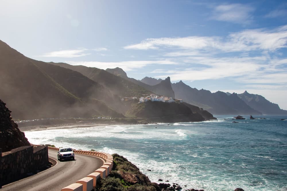 coche blanco pasando por la carretera