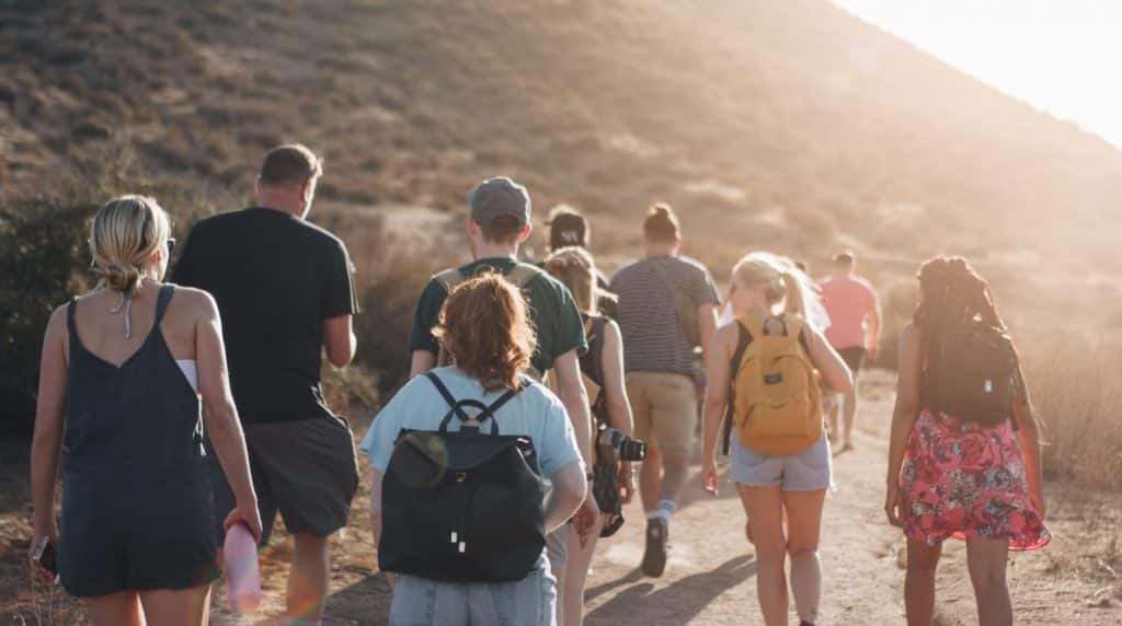 excursión en grupo caminata por la montaña