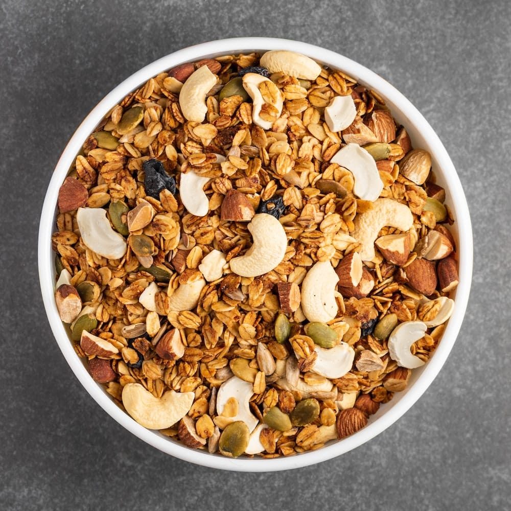 cuenco de cerámica blanca con nueces marrones