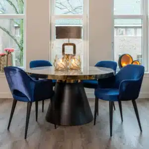 ronde-eettafel-marmer-goud-blauwe-stoelen.webp.webp