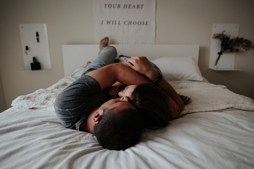 pareja abrazándose