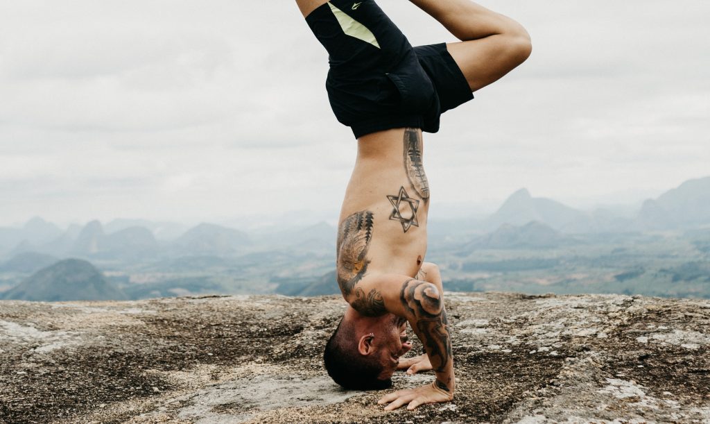 hombre haciendo yoga