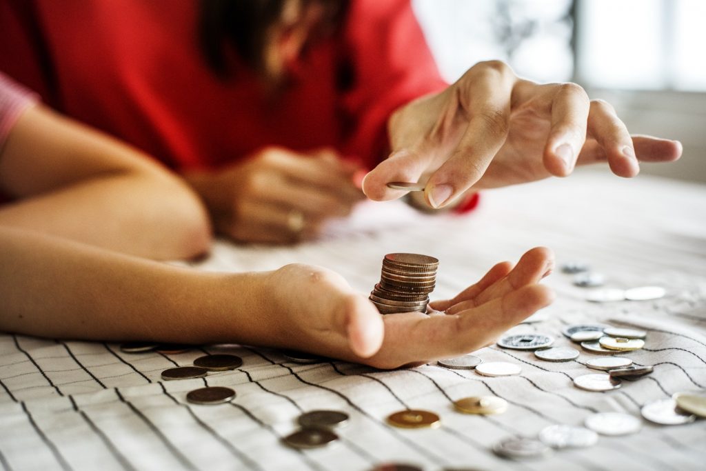 mujer con dinero