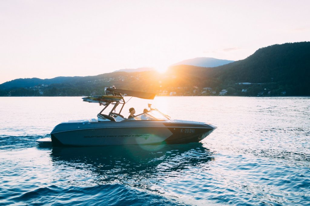 barco con tabla de surf