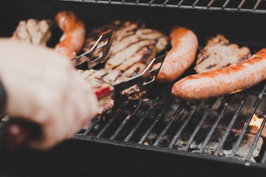 asar salchichas a la barbacoa