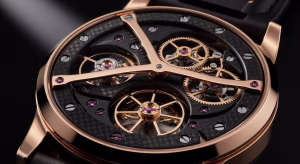 El tourbillon volante de oro y carbono de Angelus: cuando la alta relojería se encuentra con el diseño contemporáneo Detalle del calibre A-250 del Angelus Gold & Carbon Flying Tourbillon mostrando el tourbillon volante y los puentes de oro rojo sobre platina de carbono