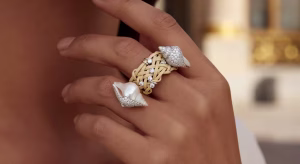 Boucheron Carte Blanche: la evolución de la alta joyería que desafía lo convencional Joya de alta joyería Boucheron combinando ratán con diamantes y oro blanco, representando la colección Femme Sable de Ailleurs