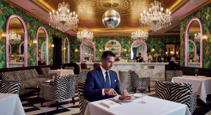 Dirty French Steakhouse en Brickell, Miami: glamour parisino y cocina contemporánea Interior lujoso de Dirty French Steakhouse en Brickell con sillas de cebra, lámparas de cristal de Murano y ambiente glamuroso