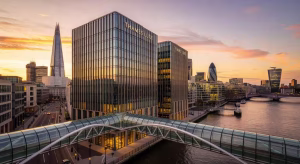 The Westin London City: lujo y bienestar a orillas del Támesis Fachada exterior de The Westin London City al atardecer con vistas al Támesis y el skyline de Londres