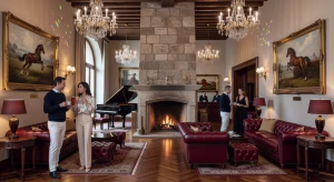The Equestrian Hotel: lujo y deporte ecuestre de élite en el corazón de Florida Lobby del The Equestrian Hotel con chimenea monumental y candelabros de cristal