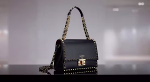 Guía completa de bolsos Valentino Garavani: los modelos imprescindibles que definen el lujo contemporáneo Detalle del bolso Valentino Garavani Rockstud en cuero negro con tachuelas piramidales icónicas y cadena dorada