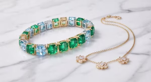 Brazalete de tenis de lujo con esmeraldas y aguamarinas en oro amarillo y blanco