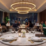 Interior de restaurante de lujo en Dubai con estilo mediterráneo moderno y ambiente sofisticado