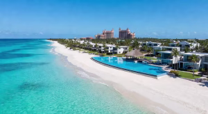 Escápate a Nassau Paradise Island en las Bahamas Vista aérea del resort Atlantis Paradise Island en Nassau, Bahamas, con sus icónicas torres y aguas turquesas