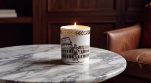 Las velas y difusores perfumados más lujosos del mundo Vela de lujo Fornasetti con diseño de porcelana pintada a mano en elegante interior masculino