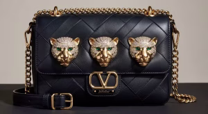 Detalle del bolso Valentino Garavani Panthea en piel napa negra con patrón chevron y cabezas felinas esmaltadas con cristales Swarovski