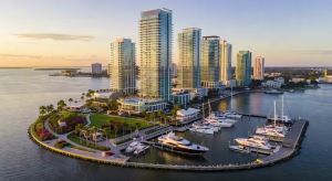 Vista aérea de Marina Pointe en Tampa Bay, desarrollo de lujo de BTI Partners con torres residenciales y puerto deportivo privado