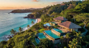 Vista aérea del Four Seasons Resort Costa Rica en Península Papagayo al atardecer con el Océano Pacífico de fondo