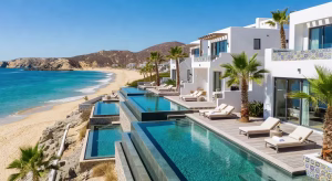 Vista aérea de Garza Blanca Resort & Spa Los Cabos con piscinas infinity y vistas al océano Pacífico