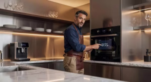 Los mejores electrodomésticos de cocina premium que debes tener en cuenta Cocina moderna de lujo con electrodomésticos inteligentes premium y chef usando horno táctil