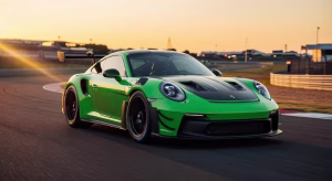 El Porsche 911 GT3 RS: un coche de carreras legal para la calle Porsche 911 GT3 RS en circuito con su característico alerón trasero de cuello de cisne