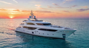 Benetti B.Yond 37M: el superyate híbrido que redefine la navegación sostenible Benetti B.Yond 37M navegando en aguas del Mediterráneo al atardecer, mostrando su distintivo perfil de cuatro cubiertas y casco de acero blanco