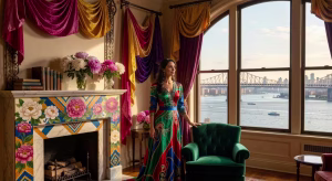 Interior del apartamento de estilo maximalista en Beekman Place, Manhattan, con decoración artística y vistas al East River