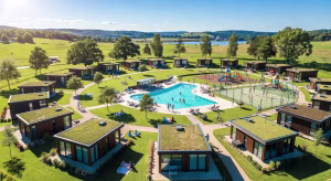 Massa is Kassa: el reality del magnate holandés Peter Gillis que arrasa en televisión Vista aérea de un parque de vacaciones de lujo tipo Oostappen con chalets modernos y piscinas