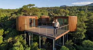 Casa del árbol de lujo con torres cilíndricas de madera y grandes ventanales en Ciudad del Cabo