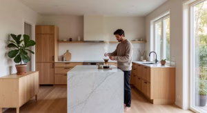 Cocina finlandesa moderna con diseño escandinavo minimalista, armarios de madera de abedul natural y abundante luz natural