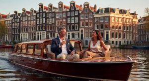 Crucero de lujo por los canales de Ámsterdam al atardecer con pareja disfrutando de champagne