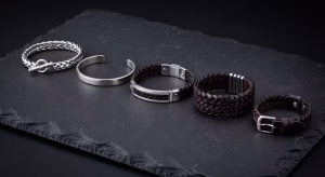 Cómo llevar joyas de hombre con estilo: guía definitiva Pulseras masculinas minimalistas de plata y cuero sobre superficie oscura