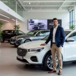 Hombre examinando coche nuevo en concesionario moderno - Renting vs compra de vehículos