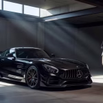 Coche deportivo de lujo personalizado con kit de carrocería en fibra de carbono y llantas forjadas en garaje moderno